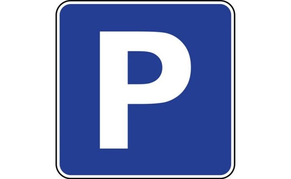 PARKOLÓ AZ E/6 MÖGÖTT